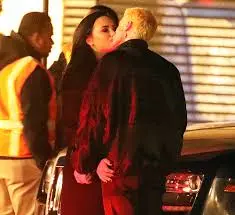 Demi Lovato – Kiss